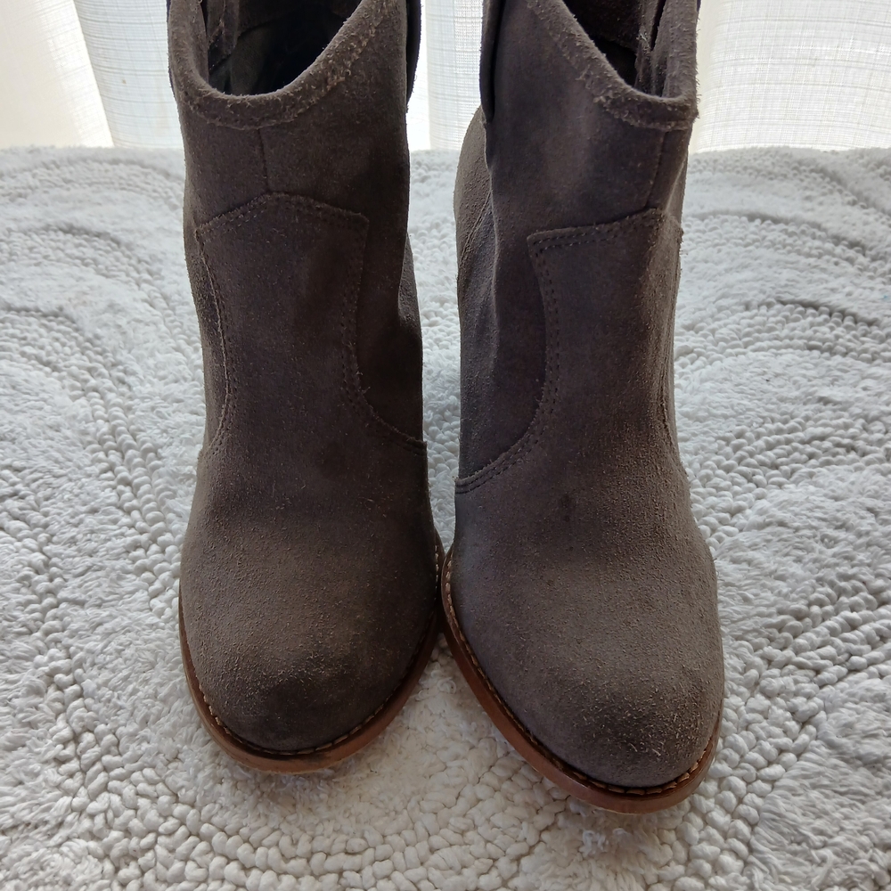 Splendid Gray Ankle Boots Western-Inspired Design